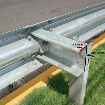 Standaard AASHTO M-180 gegalvaniseerd stalen snelwegrail met verkeersveiligheid Gebruikt trapezoïde afstandsblok