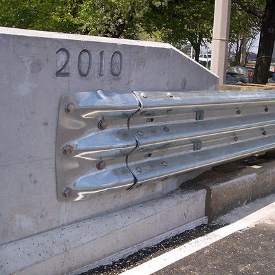 Gecustomiseerde kleur Zink bedekte golfgrootte wegrail met brug terminal einde voor snelweg