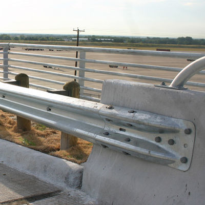 Gecustomiseerde kleur Zink bedekte golfgrootte wegrail met brug terminal einde voor snelweg