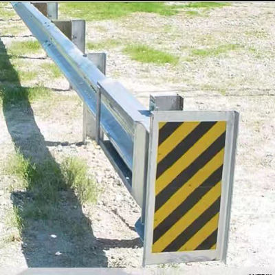 Hot Dip Galvanized Thire Beam Highway Guardrail met staal SKT Terminal End Exported naar Afrika