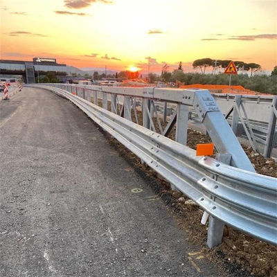 Aanpasbare kleur Q235 Q345 Staal Highway Guardrail U Type Steel Fence Post voor Afrika