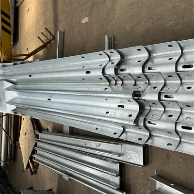 Op maat gemaakte W-balk snelweg metalen beveiligingsrail met staal SKT terminal eind Exporteerd naar de Filipijnen