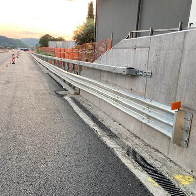 Veiligheid op de weg gegalvaniseerd W-balk snelwegrail met 4X4 vierkant buis metalen hek post