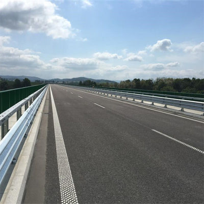 550-600 g/m2 Zinkcoating Q235 Q345 Staalrailposten voor het Highway Guardrail-systeem