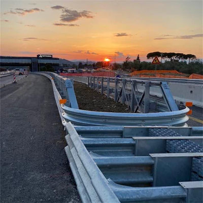 Highway Guardrail gegalvaniseerd stalen hek CE/BV/ISO gecertificeerd en poederbedekt