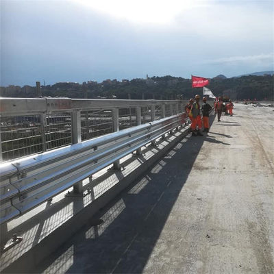 Gepersonaliseerde zinkcoating Thrie Beam Highway Guardrail met en verbeterde veiligheidskenmerken