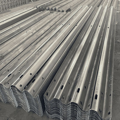 Veiligheid op de weg Staal Thrie Beam Highway Guardrail Q345 SJ345R