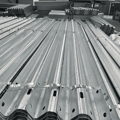 ISO9001/TUV/ BV/CE gecertificeerd Q345 SJ345R Materiaal gegalvaniseerd W-balk Highway Guardrail