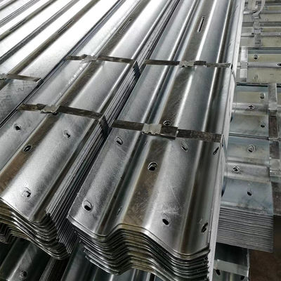 Veiligheid op de weg Gebruikte wegrail Zinkcoating 550-600 g/m2 Warm gedompeld gegalvaniseerd