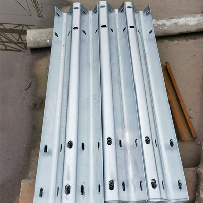 Veiligheid op de weg Gebruikte wegrail Zinkcoating 550-600 g/m2 Warm gedompeld gegalvaniseerd