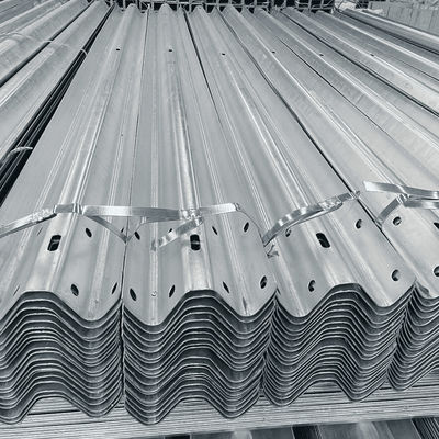 Veiligheid op de weg Gebruikte wegrail Zinkcoating 550-600 g/m2 Warm gedompeld gegalvaniseerd
