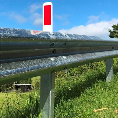 Hoofdweg gegalvaniseerde beveiligingsrail Voorziening W-balk Hoofdwegbarrière voor Q235 Q345 Vereisten