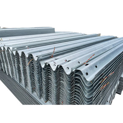 550-600 g/m2 Zinkcoating gegalvaniseerd W-balk Highway Guardrail voor verkeersveiligheid