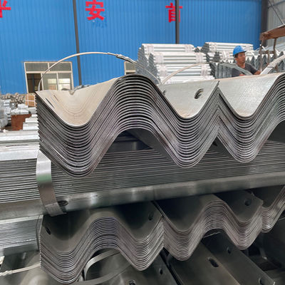 550-600 g/m2 Zinkcoating gegalvaniseerd W-balk Highway Guardrail voor verkeersveiligheid