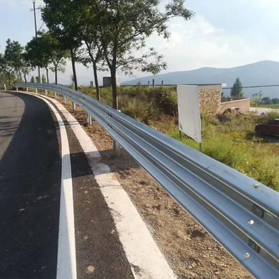 Onderste gegalvaniseerde gegalvaniseerde W-balk snelweg Crash Guardrail met en op maat gemaakte ontwerp