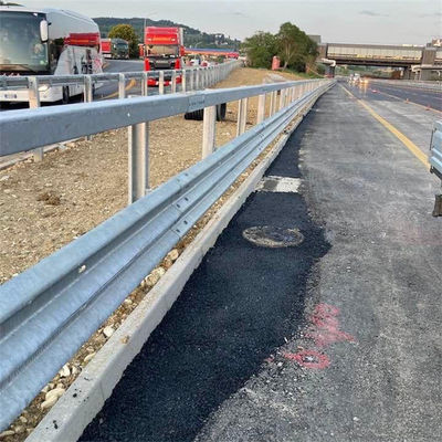 Verkeersbarrièresysteem voor snelwegen van staal, gemaakt van materiaal voor buitenveiligheid