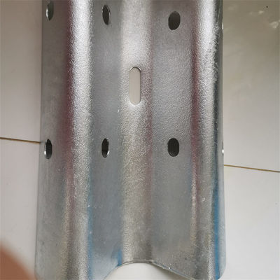 Standaard AASHTO M-180 W Beam Road Safety Barrier voor aangepaste bescherming van de snelweg