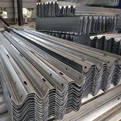 Q235 Q345 W Beam Guardrail verkeersbarrière met warm gegalvaniseerde koudgewalste technologie