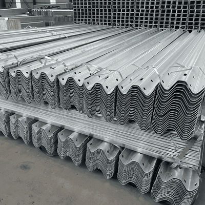 Q235 Q345 W Beam Guardrail verkeersbarrière met warm gegalvaniseerde koudgewalste technologie