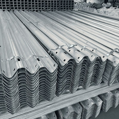 Q235 Q345 W Beam Guardrail verkeersbarrière met warm gegalvaniseerde koudgewalste technologie