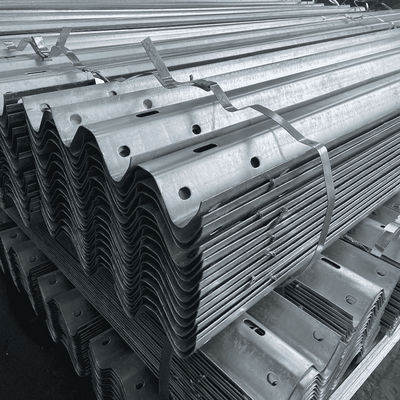 W Beam Highway Guardrails met Q235 Q345 materiaal en gegalvaniseerd poeder bekleed afwerking