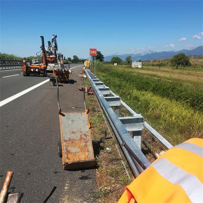 W Beam Highway Guardrails met Q235 Q345 materiaal en gegalvaniseerd poeder bekleed afwerking