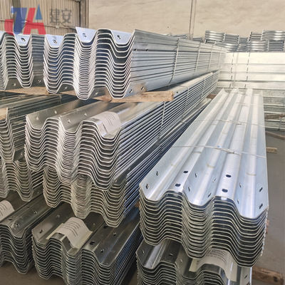 Veiligheidsrail met drie W-balken en aangepaste AASHTO M-180-standaard