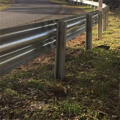 Veiligheidsrail met drie W-balken en aangepaste AASHTO M-180-standaard