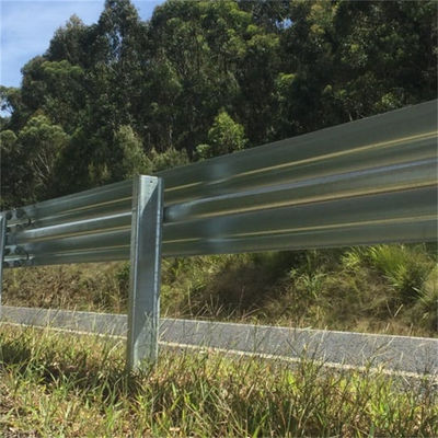 Veiligheidsrail met drie W-balken en aangepaste AASHTO M-180-standaard