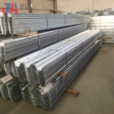 Veiligheidsrail met drie W-balken en aangepaste AASHTO M-180-standaard