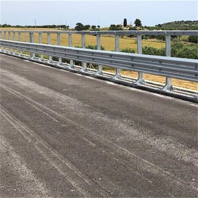 S235JR S275JR AASHTO-klasse M 180 staal W-balkbescherming voor buitenbeveiligingsbarrières