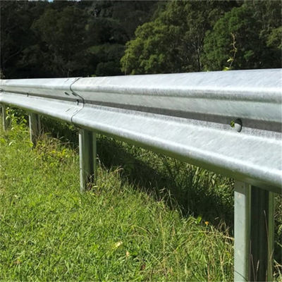 Op maat gemaakte warm gegalvaniseerde stalen verkeersbarrière Highway Guardrail Kleur coated Q235